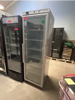 Coolhead displaykøleskab med kosmetisk fragtskade ved låsen, demomodel