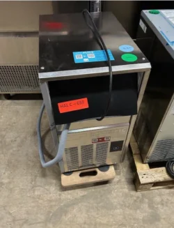 isterningemaskine fra icematic model c28, brugt - 14 dages garanti. Du kan tilkøbe 12 mdr. for 799 kr.