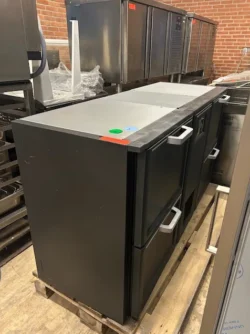 Backbar med 4 skuffer og kompressor i midten, brugt