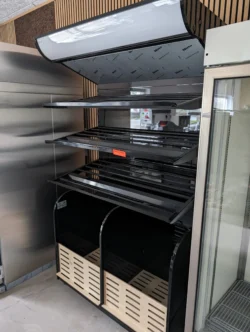 Reol til brød i sort