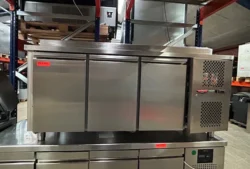 Saladette fra Tecnodom med 3 låger, brugt - 14 dages garanti. Du kan tilkøbe 12 mdr. for 799 kr.