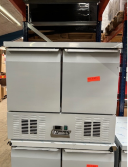 Kølebord fra amitek med 2 låger og kompressor i bunden, demo