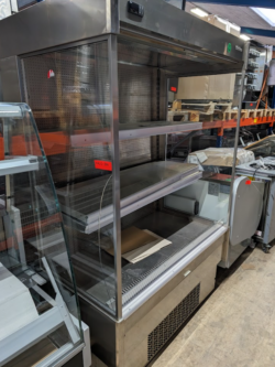 Kølereol fra Infrigo sælges med glasskade i venstre sideglas brugt