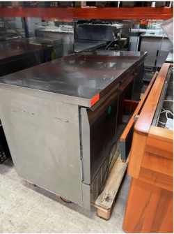 Kølebord med 3 låger og kompressor i bunden, brugt