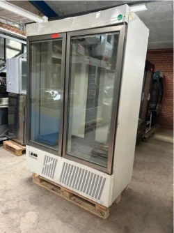 dobbelt displaykøleskab med kosmetisk fragtskade i toppen, demomodel - 14 dages garanti. Du kan tilkøbe 12 mdr. for 799 kr.