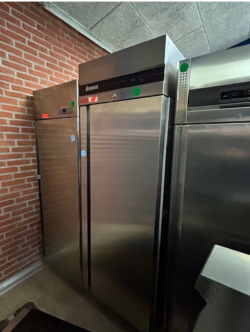 Køleskab fra Inomak, brugt - Sælges med 3 dages garanti. Du kan tilkøbe 2 mdr. ekstra for 350 kr.