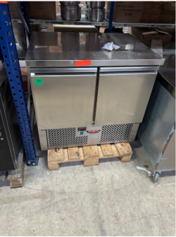 Kølebord med to låger og kompressor i bunden fra tecnodom, brugt