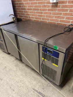 Kølebord fra Electrolux med 2 låger brugt